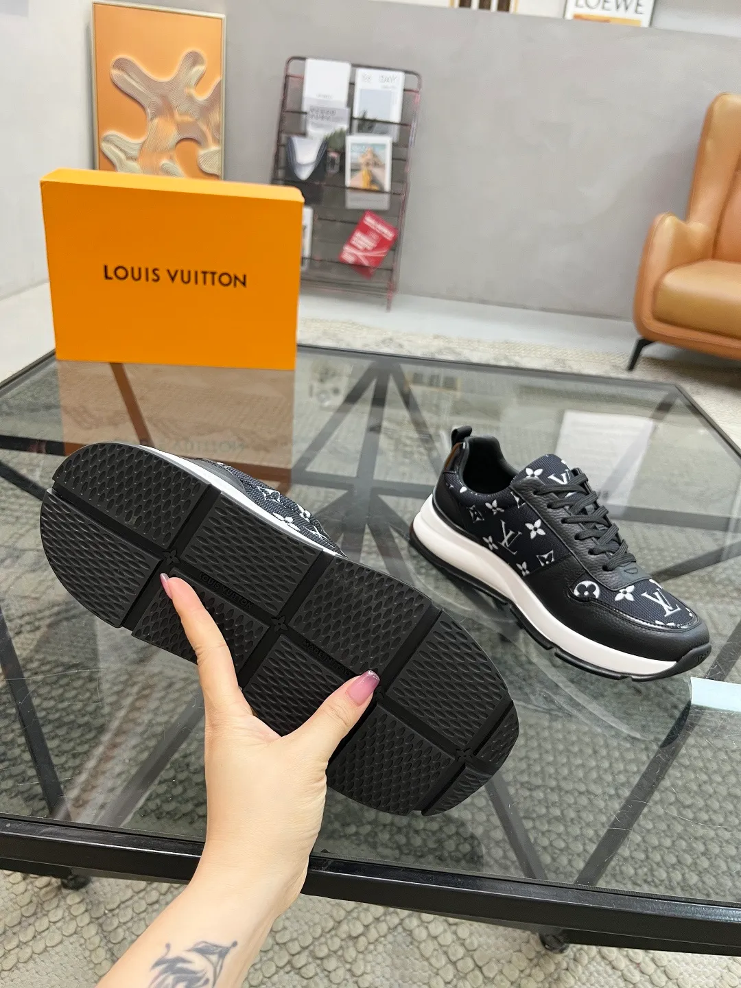 Factory price: 480💰LV🔍Top purchasing agent🇮🇹 Lu Street God's new sports shoes are coming and are available at counters simultaneously. Original factory configuration, original cowhide imported from Italy with mesh fabric, high-quality printing and splicing complex process, sports trendy person, imported water-dyed cowhide lining, sole: Wang Yuan factory specially provides the original sole, super comfortable, original factory follow-up goods 🔍🔍High quality, you can enter and leave the counter at will, welcome to compare and synchronize with the counter, code number 38-44, customized 45